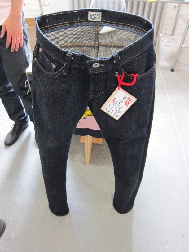 Chiếc quần 32oz của Naked & Famous tự đứng vững được trên mặt đất!