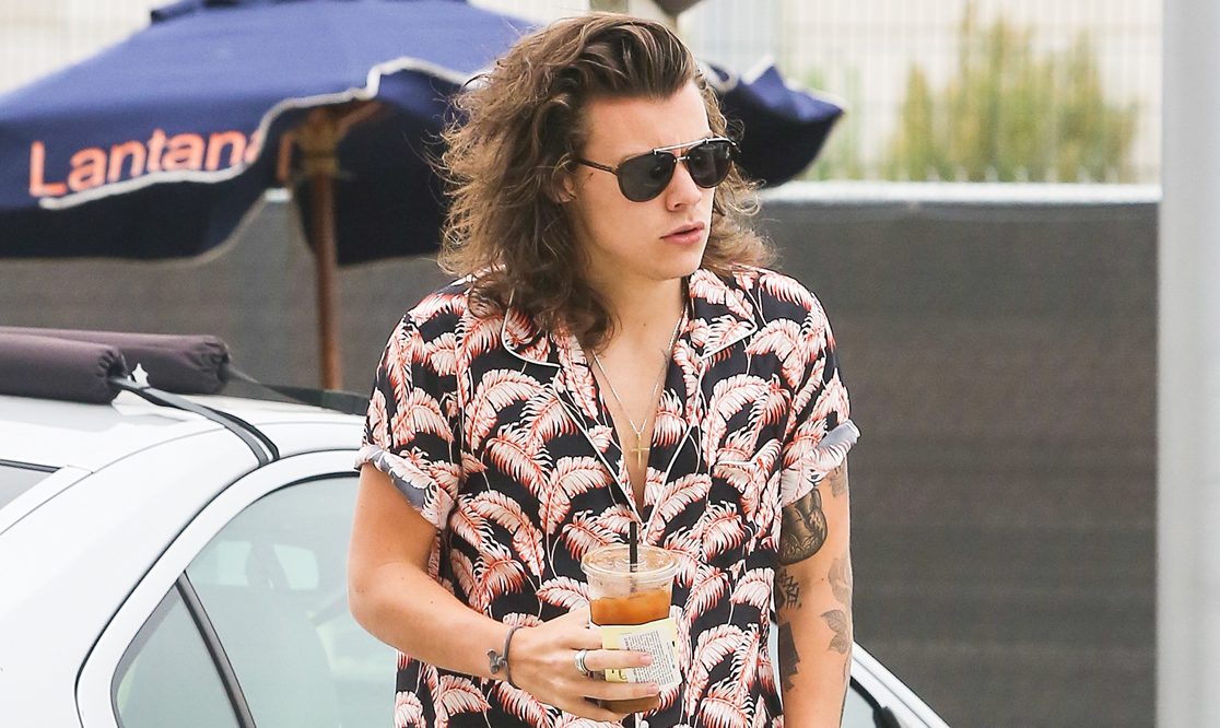 Đây là cách để mặc sơ mi hoạ tiết chất như Harry Styles