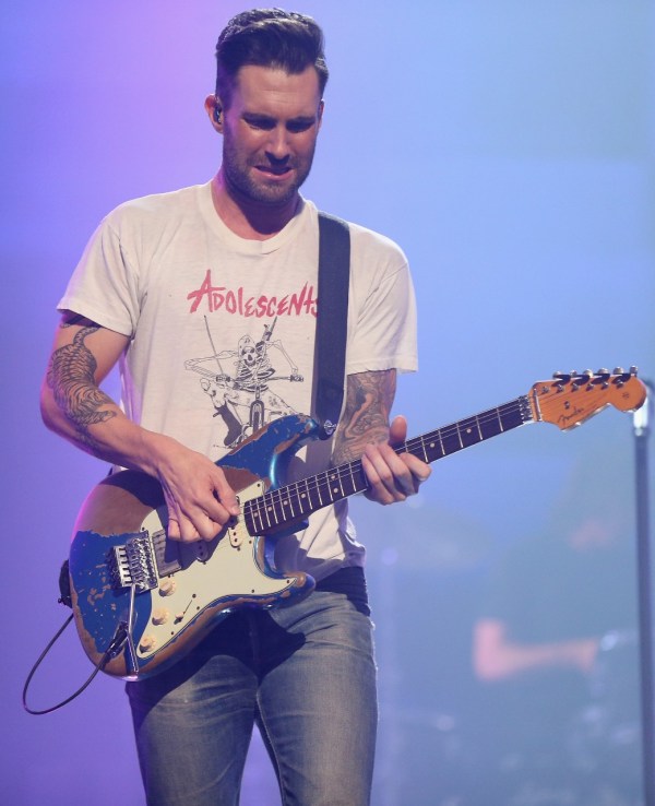 Rất nhiều sao theo chủ nghĩa đơn giản lựa chọn áo phông làm trang phục biểu diễn trên sân khấu.