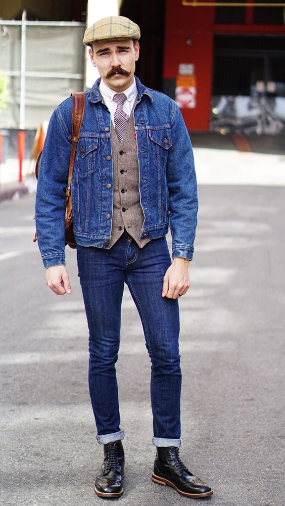 Kết hợp sơ mi thắt caravat với áo khoác denim.