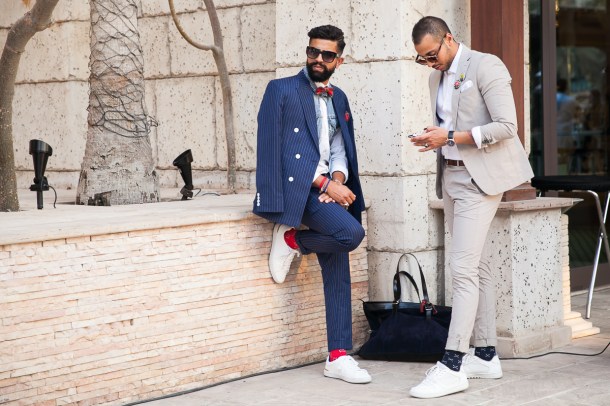 Sneakers trắng xuất hiện nhiều hơn trên đường phố.