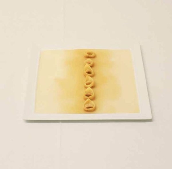 Chỉ vỏn vẹn 6 viên tortellini - hoành thánh Ý bày trên một chiếc đĩa với nước dùng. Món ăn như một "cái tát" vào khẩu phần ăn lớn của người Ý.